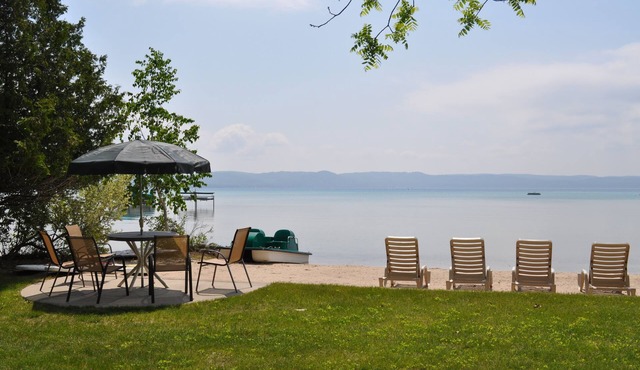 *COZY, ROMANTIC, & PRIVATE ON BIG GLEN LAKE*