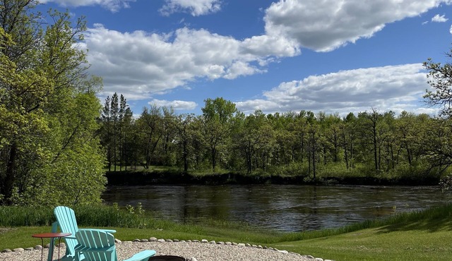 Cozy, Romantic, Riverfront Cottage