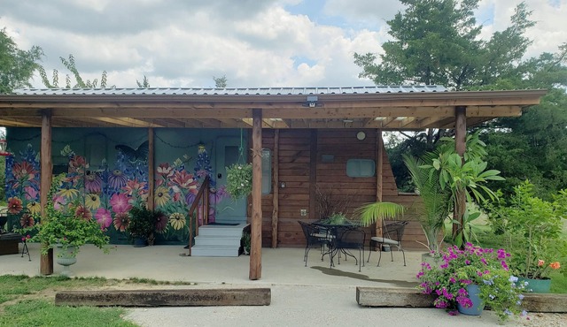 Cozy Romantic Secluded Private Country Chic Tiny House on 5 acre farm.
