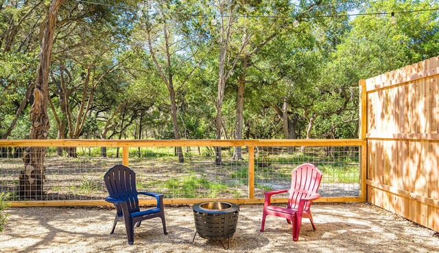 Cozy Romantic TINY HOME CABIN w/FirePit and Blackstone Grill