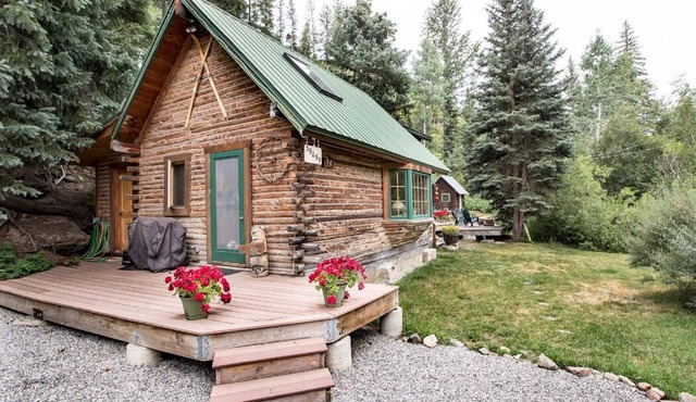 Cozy Romantic Cabin in the Woods-1 Mile to Downtown Steamboat