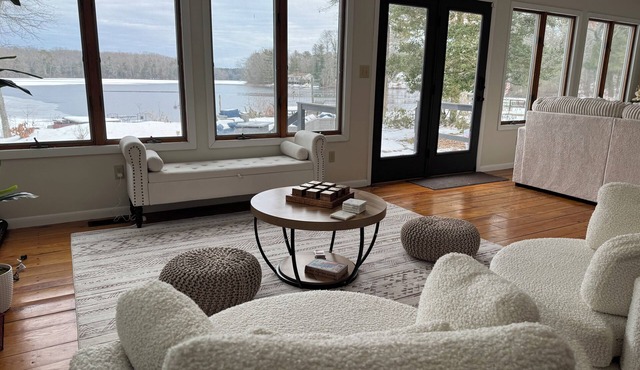 Cozy Romantic Winter Escape with Stunning Lake Views!