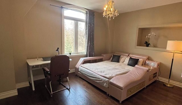 Cozy Room 202 | Private Bathroom | Free Parking | Easy Transit