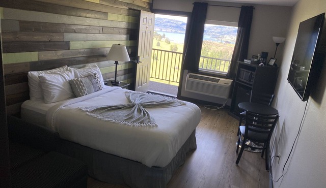 Cozy room and great view of Lake Roosevelt!