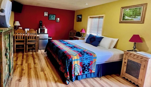 Cozy Room at Lake Roberts