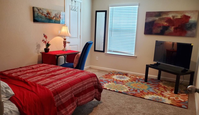 Cozy room/bath in captivating Cartersville. Close to Hyundi plant, Piedmont Hosp