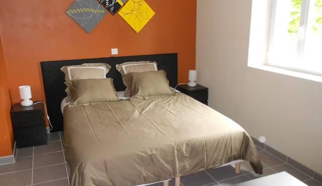 Cozy Room "Etoile Orange" - Ensuite Bathroom, Breakfast Included, Shared Kitchen and Lounge Area