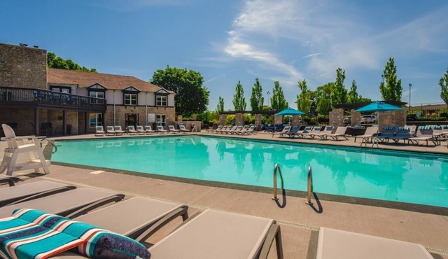 Cozy Room in apartment with fitness room, WiFi in welcoming Columbus