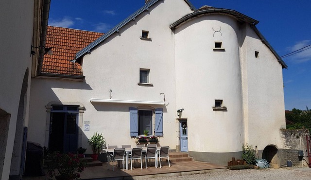 Cozy room in historic house with park and horse facility