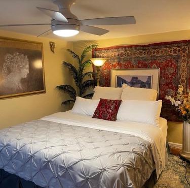 Cozy room in house at Airport & Highway