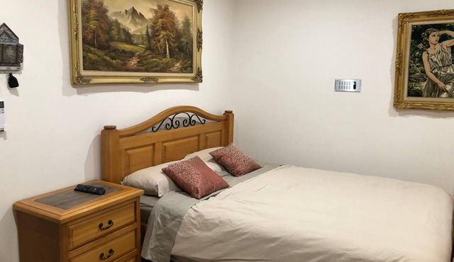 Cozy room in large home pvt bath, w/wifi, AC, parkng/hiking trails, shpping mall