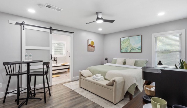 Cozy Room │ King Bed │ Near Downtown & Airport