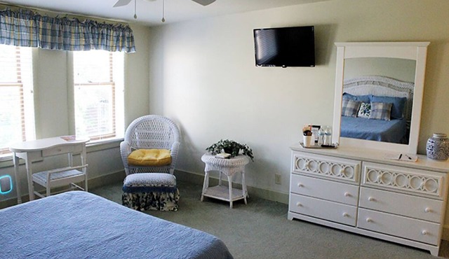 Cozy room located in historic downtown with a 5 minute walk to the riverfront!