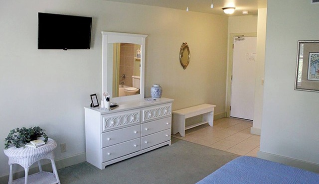 Cozy room located in historic downtown with a 5 minute walk to the riverfront!