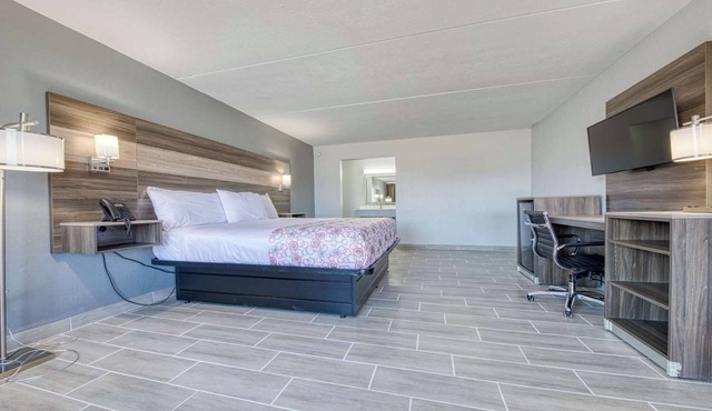 Cozy Room Near Princess Falls Trailhead w/Free Breakfast, Pool Access