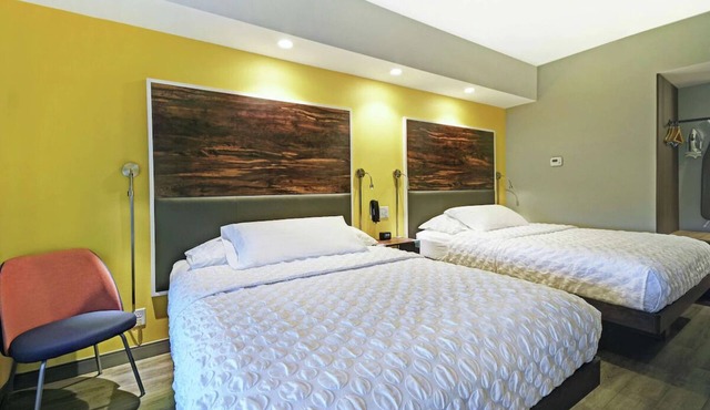 Cozy Room Next to the Airport w/2 Beds - Free Hot Breakfast & Shuttle
