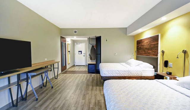 Cozy Room Next to the Airport w/2 Beds - Free Hot Breakfast & Shuttle