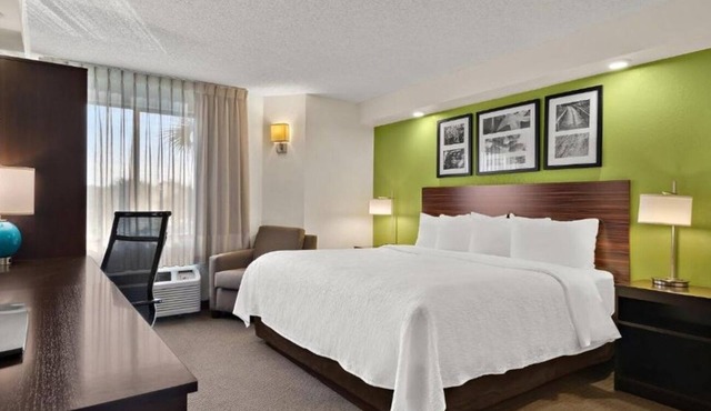 Cozy Room Perfect for Exploring Wesley Chapel's Parks | Free Parking, Breakfast