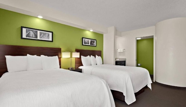 Cozy Room Perfect for Exploring Wesley Chapel's Parks | Pool & Free Parking!