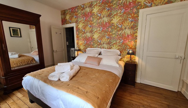 Cozy Room "Pondichéry" with Private Bath and Breakfast Included in Châteauroux House