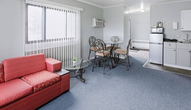 Cozy Room + Private Bath and Wi-Fi in Brownstown