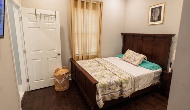 Cozy Room Queen Bed Private Bathroom
