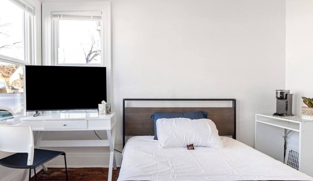 Cozy Room, Queen bed, continental breakfast in Kansas City KS, shared bathroom.