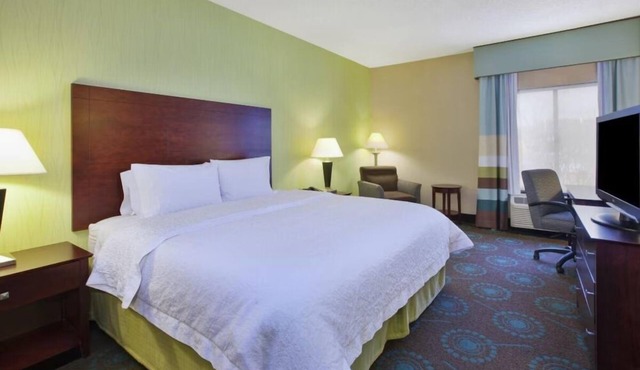 Cozy Room w/Comfy Beds, and Complimentary Hot Breakfast - Parking