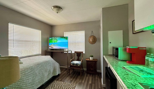 Cozy Room with Private Entry + Bathroom Near Beaches & PGA Mall