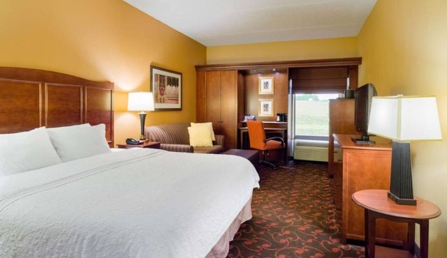 Cozy Room with Free Breakfast and Movies – Ideal for Army War College Visitors