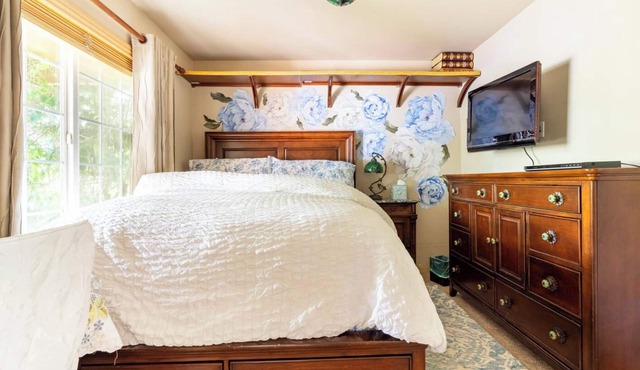 Cozy Room with Heavenly Featherbed and Private Bath