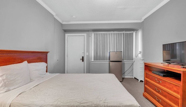 Cozy Room with Private Bath in Brownstown