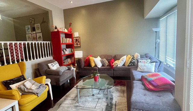 Cozy Room With Private Washroom Conveniently Located On West Hamilton Mountain