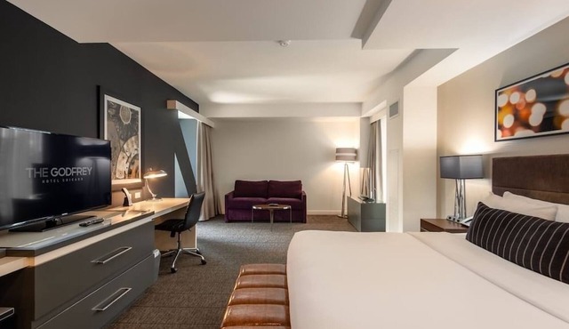 Cozy Room with Rooftop Lounge & City Views in River North