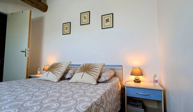 Cozy room with sitting area and breakfast included