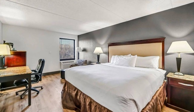 "Cozy Rooms with WiFi, Fitness Room & On-Site Restaurant/Bar in Schaumburg "