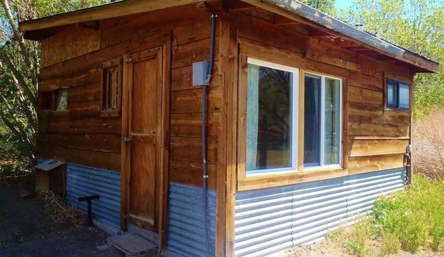 Cozy Rose Cabin in charming Surprise Valley with WiFi access