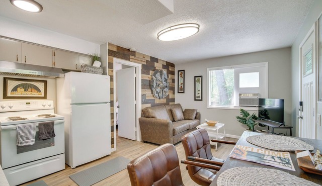 Cozy Roseburg Home w/Deck + Gas Grill!