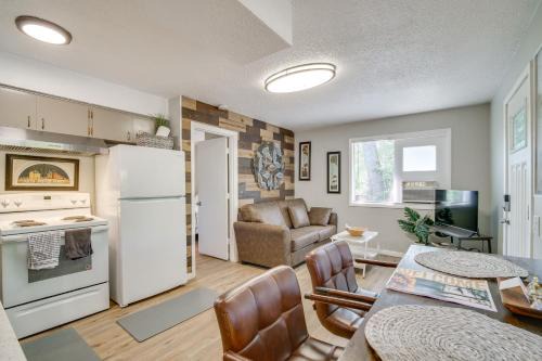 Cozy Roseburg Home w/Fire Pit + Gas Grill!