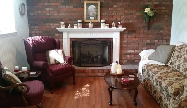 Cozy Rosecrest Suite, 1 min to I-75, full kitchen, sleeps 4, Safe area