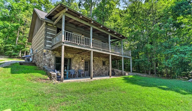 Cozy Roughriver Lakefront Cabin