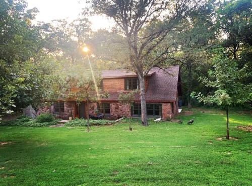 Cozy Route 66 Cabin with Hot Tub in Edmond, OK