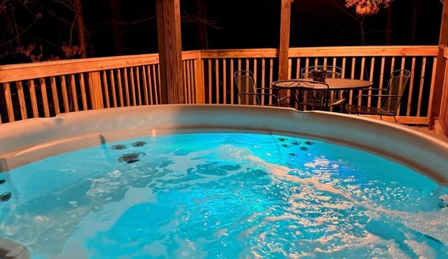 Cozy RRG Cabin | Hot Tub | Dog Run | No-Step Entry