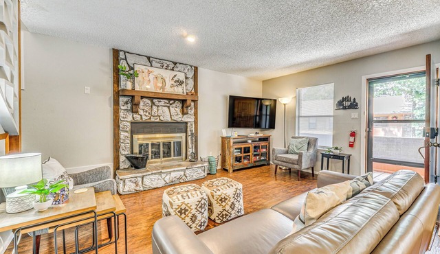 Cozy Ruidoso Condo w/Deck ~ 2 Mi to Cedar Creek!