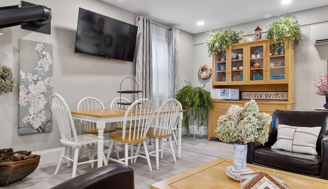 Cozy rural cottage retreat on the banks of French Creek. Pet Friendly