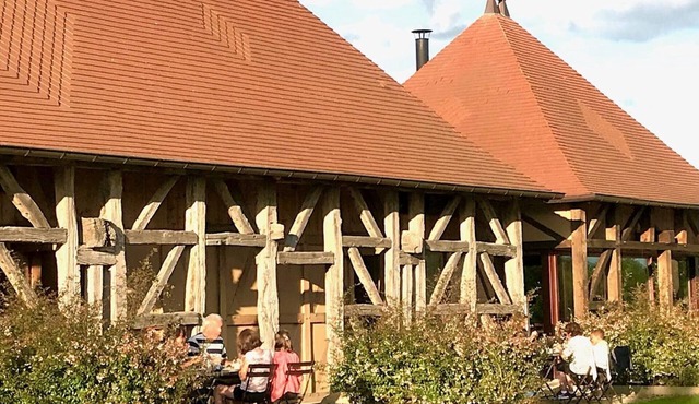 Cozy rural cottage with garden and fireplace, sleeps 4.