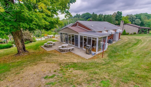 Cozy Rural Country Retreat side Home Close to Pittsburgh!