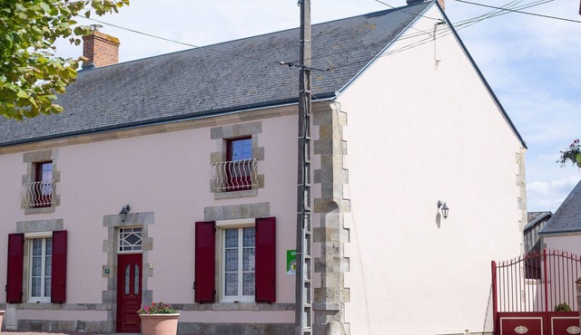 Cozy Rural Retreat: Renovated Farmhouse with Private Courtyard, Near Paris, Sleeps 6