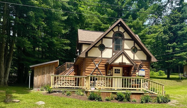 Cozy & Rustic 3 bdr chalet w/plenty of privacy - your new home away from home!