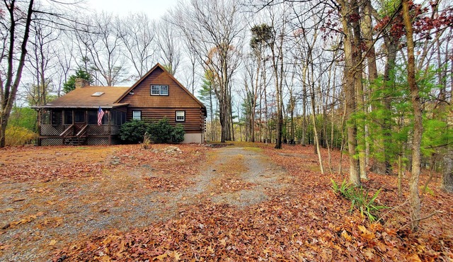 Cozy, rustic 4-bedroom cabin in fabulous Lake Raystown with AC